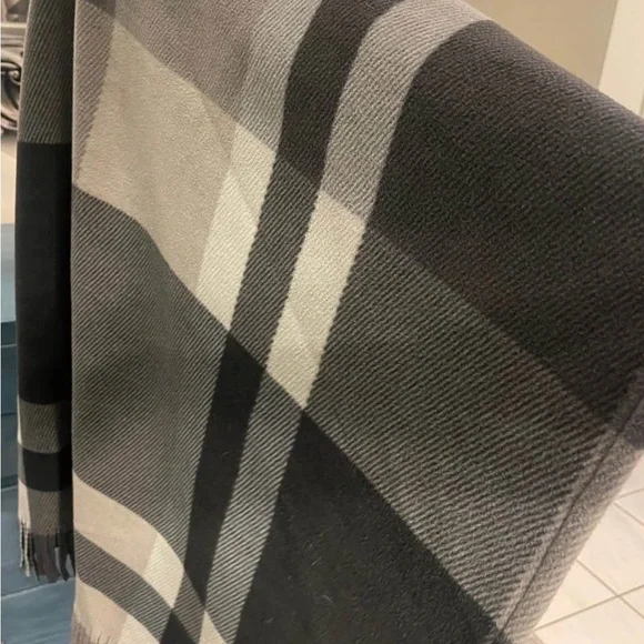 Rachel Roy Elegant Black, Gray Cream Plaid Shawl/Cape/Poncho One Sz warm fringe - Picture 9 of 11